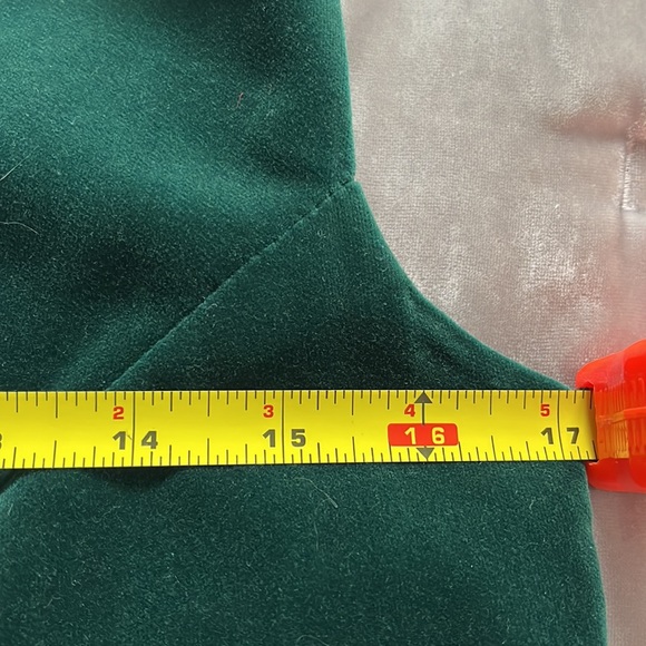 Beautiful 1960’s green velvet dress with ruffled front zipper in back. - Picture 4 of 9